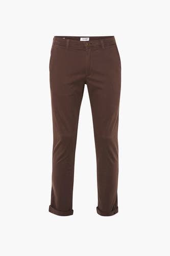 Chino marron de JACK & JONES JEANS INTELLIGENCE, avec des ourlets de pantalon retournés sur un fond blanc.