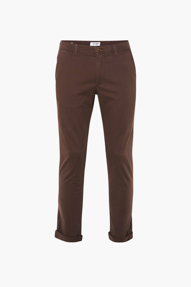 Chino marron de JACK & JONES JEANS INTELLIGENCE, avec des ourlets de pantalon retournés sur un fond blanc.
