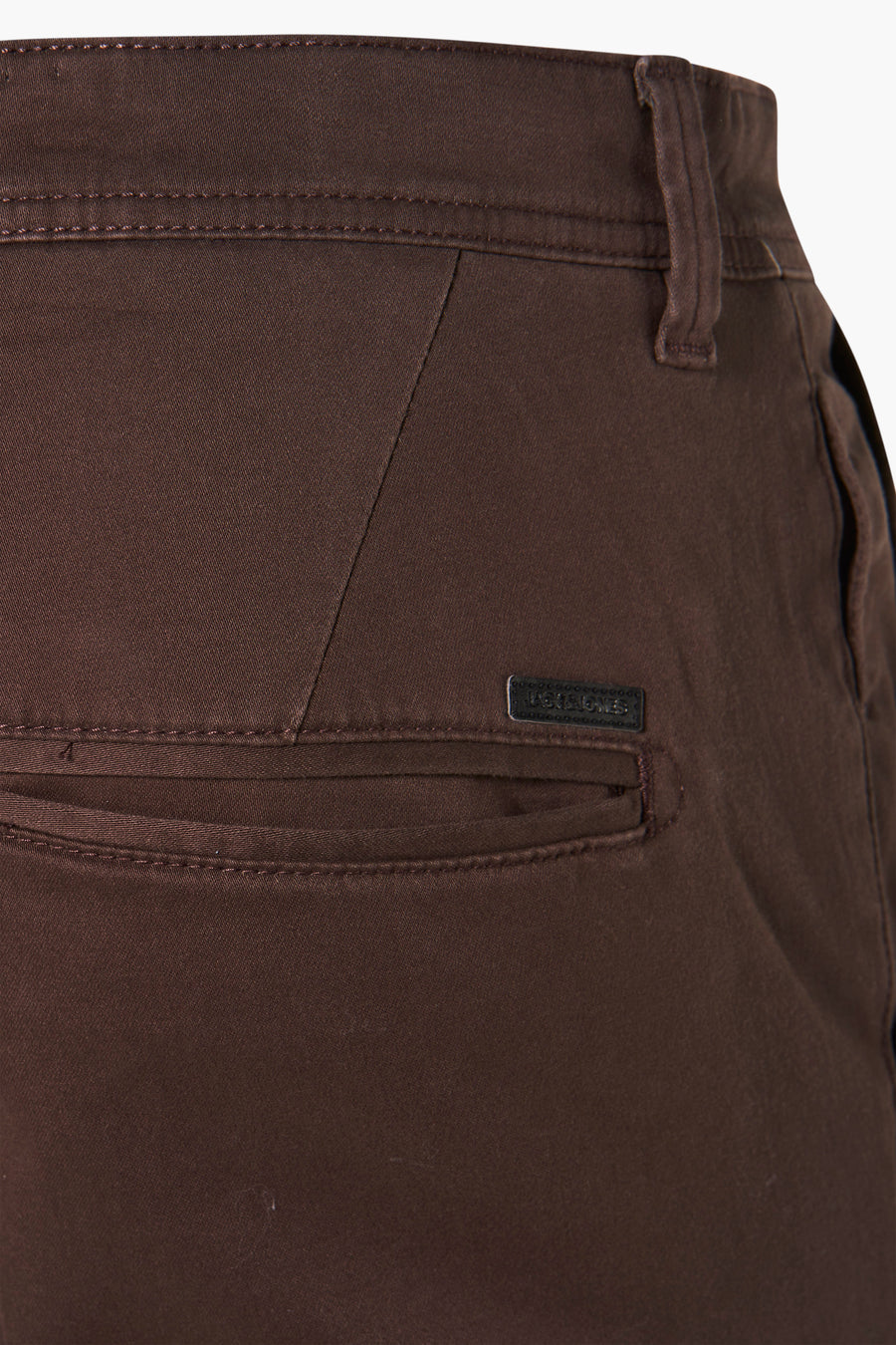 Chino marron de JACK & JONES JEANS INTELLIGENCE, avec un badge de marque subtil et une poche à couture.