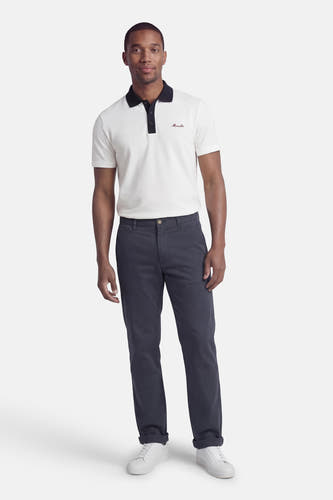 Chino bleu de JACK & JONES JEANS INTELLIGENCE, avec jambes droites et baskets blanches.
