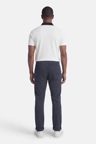 Chino bleu de JACK & JONES JEANS INTELLIGENCE, avec ourlets retroussés et chaussures blanches.