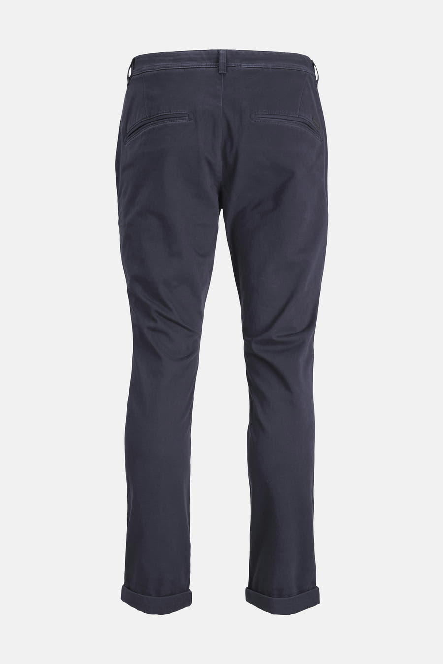 Pantalon chino bleu de JACK & JONES JEANS INTELLIGENCE, vu de derrière, avec des ourlets de pantalon roulés et des détails de poche subtils.