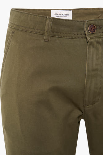 Chino khaki de JACK & JONES avec fermeture à boutons et passants.