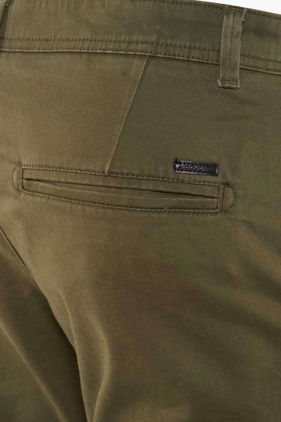 Chino khaki de JACK & JONES JEANS INTELLIGENCE, gros plan de l'arrière avec détail de poche et passant de ce.