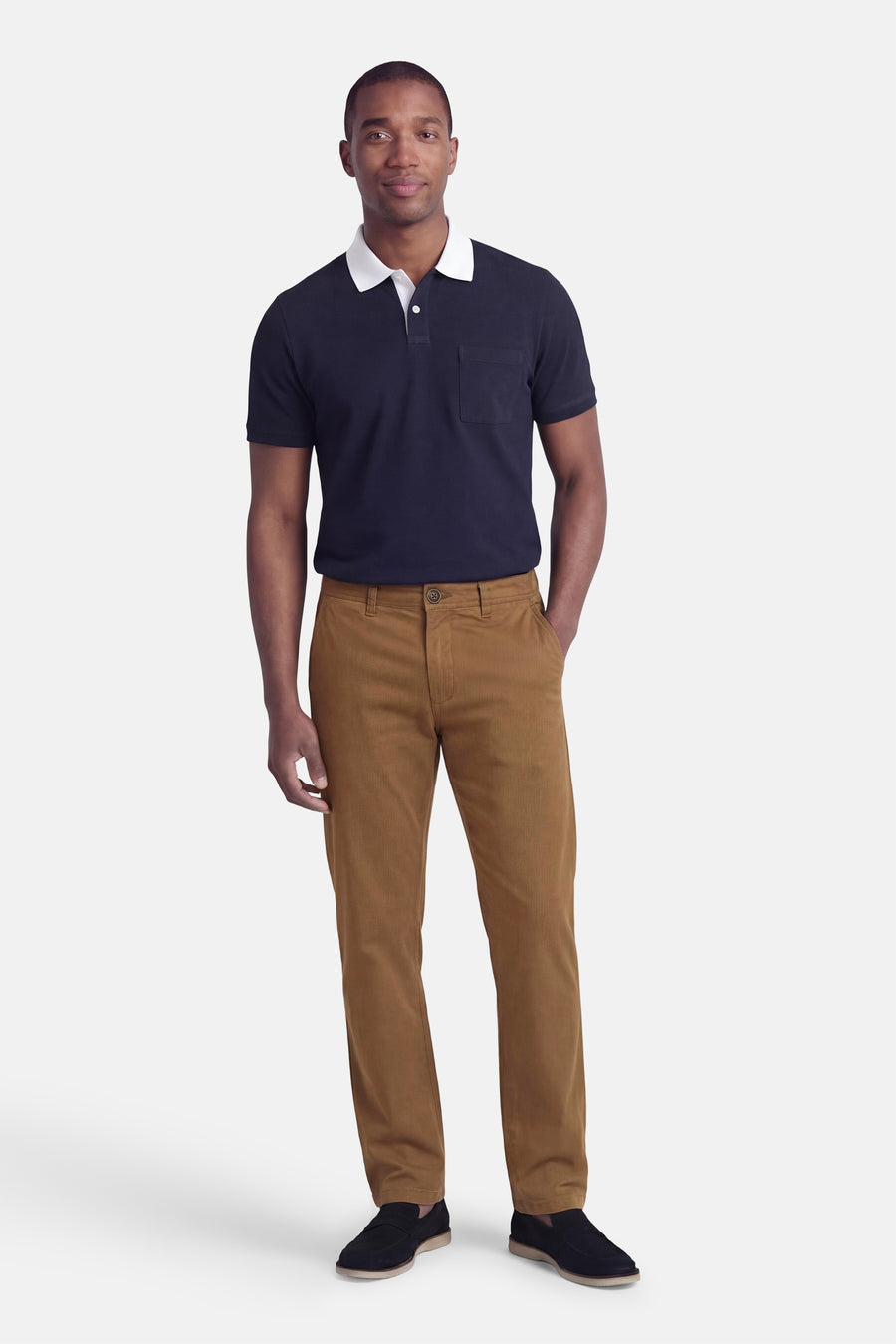 Chino marron de JACK & JONES JEANS INTELLIGENCE, avec bouton visible et mocassins noirs.