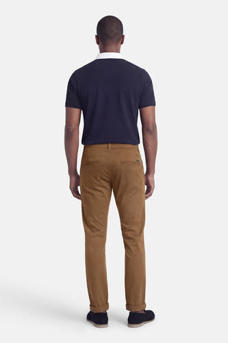 Chino marron de JACK & JONES JEANS INTELLIGENCE, vu de dos, avec ourlets retroussés et poches arrière.