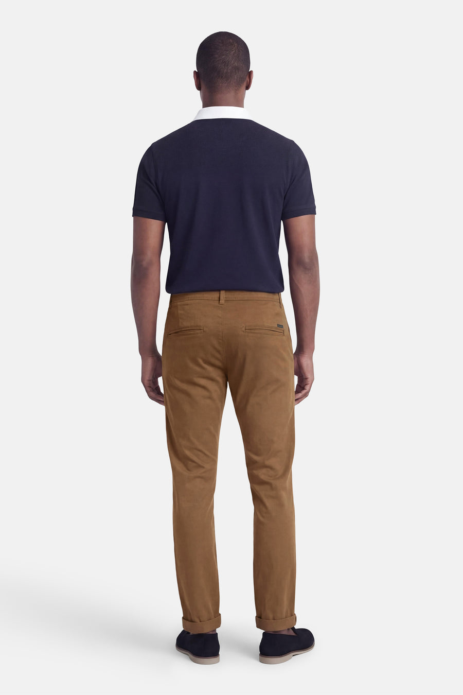 Chino marron de JACK & JONES JEANS INTELLIGENCE, vu de dos, avec ourlets retroussés et poches arrière.