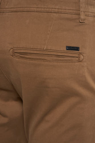 Jean chino marron de JACK & JONES JEANS INTELLIGENCE, avec une poche passepoilée et un logo de marque subtil sur l'arrière.