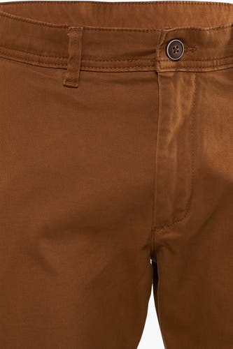Chino de couleur cognac de JACK & JONES JEANS INTELLIGENCE, avec une fermeture à boutons et des passants de ceinture.