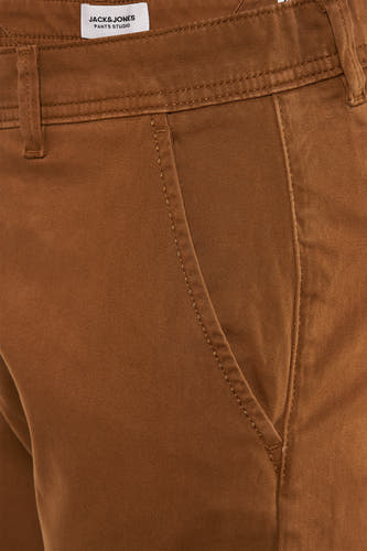 Chino de couleur cognac de JACK & JONES JEANS INTELLIGENCE, avec une texture subtile et un détail de poche à l'avant.