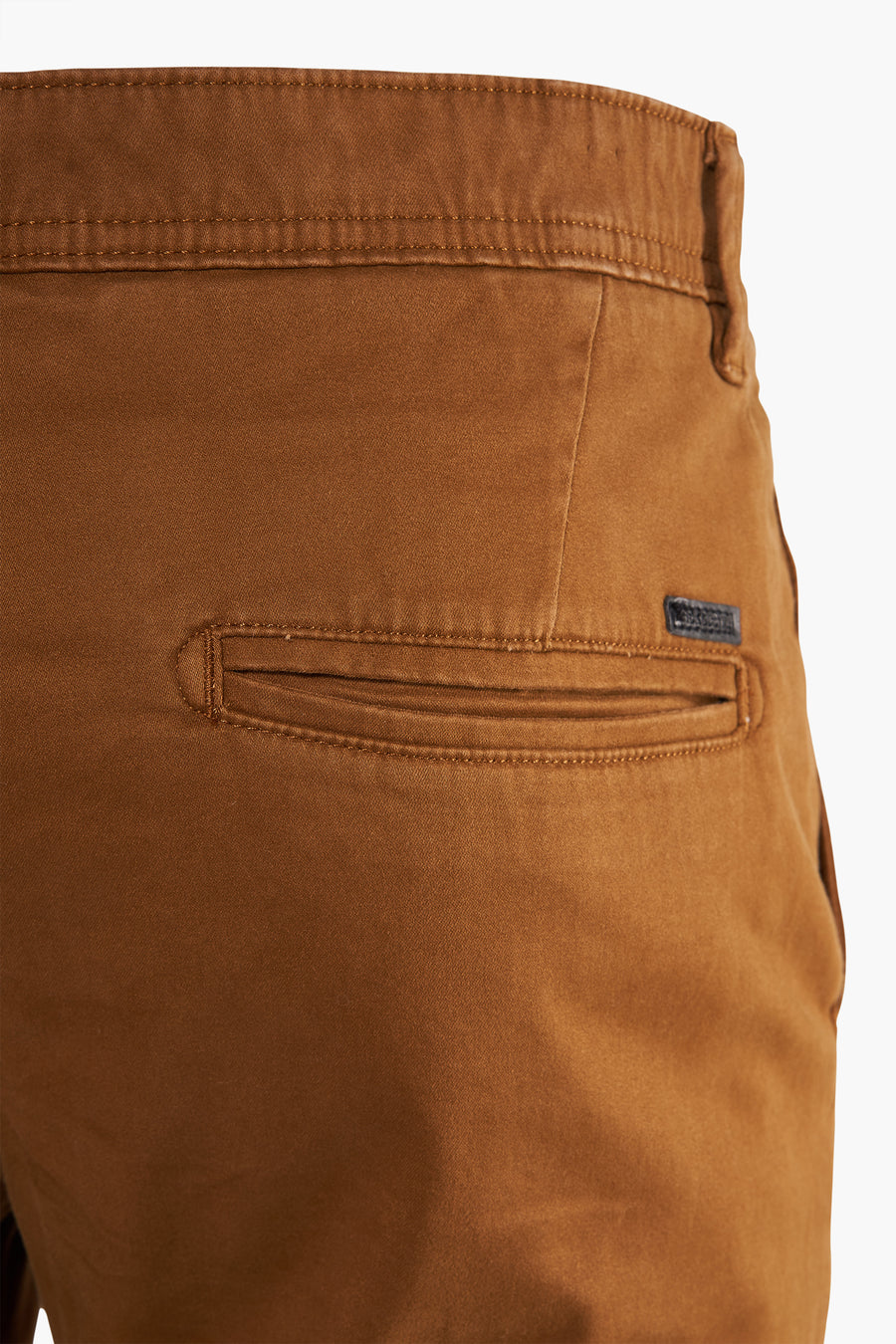 Chino de couleur cognac de JACK & JONES JEANS INTELLIGENCE, avec poche arrière et coutures subtiles.