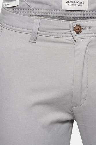 Chino gris de JACK & JONES JEANS INTELLIGENCE, gros plan sur l'avant avec fermeture à boutons et passants.