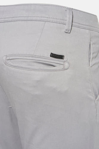 Chino gris de JACK & JONES JEANS INTELLIGENCE, avec poche passepoilée et étiquette de marque à l'arrière, gros plan rapproché.