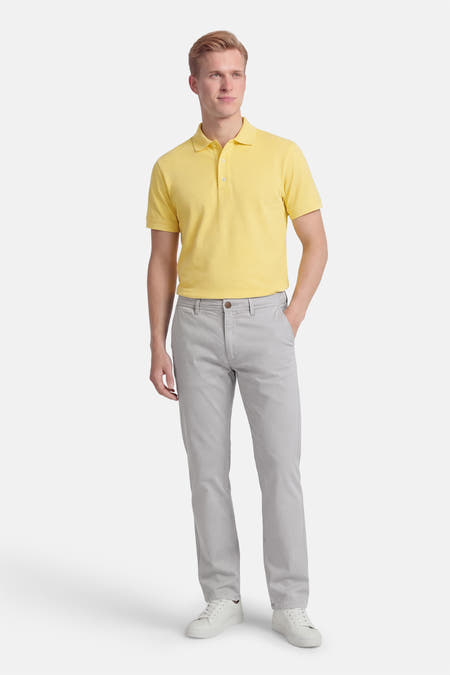 Chino gris de JACK & JONES JEANS INTELLIGENCE, combiné avec un polo jaune et des baskets blanches.
