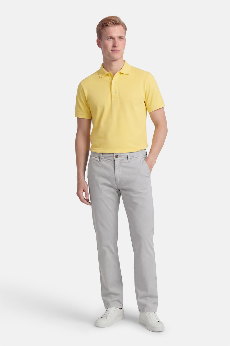 Chino gris de JACK & JONES JEANS INTELLIGENCE, combiné avec un polo jaune et des baskets blanches.