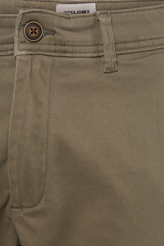 Pantalon chino JACK & JONES JEANS INTELLIGENCE, avec un bouton marron et une passante de ceinture.