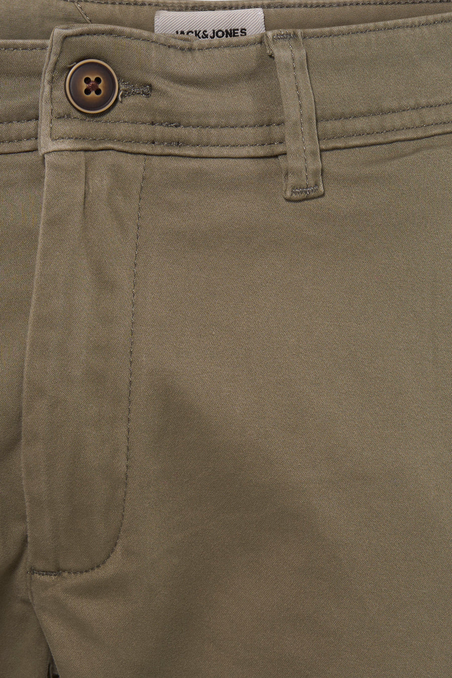 Pantalon chino JACK & JONES JEANS INTELLIGENCE, avec un bouton marron et une passante de ceinture.