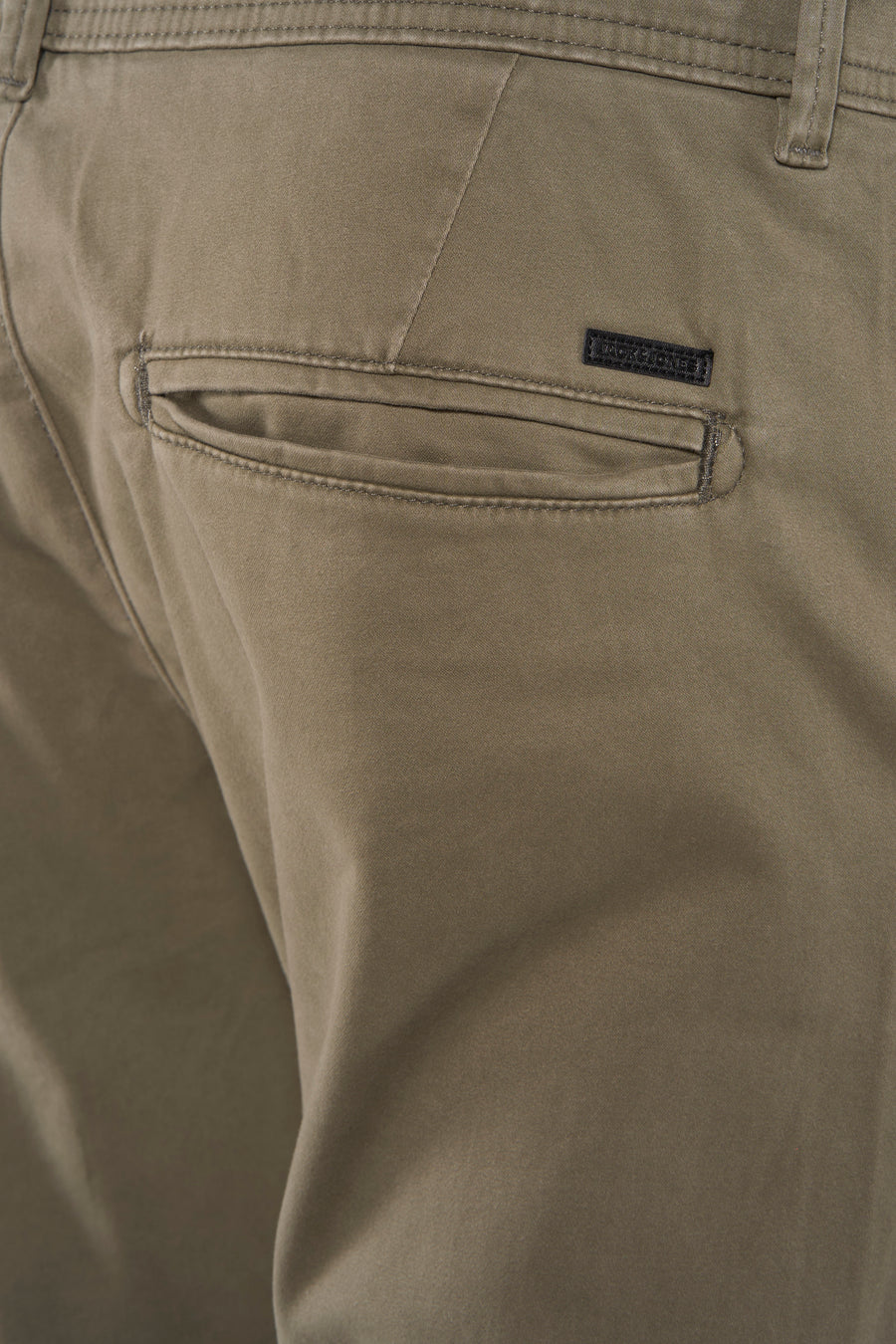 Pantalon chino JACK & JONES JEANS INTELLIGENCE, avec poche arrière et logo de la marque.