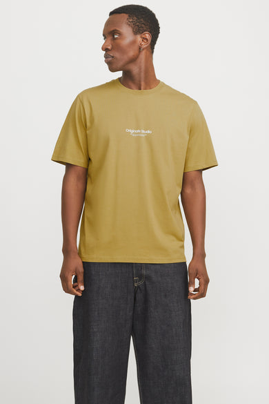 T-shirt vert à manches courtes ORIGINALS BY JACK & JONES, porté avec un jean foncé.