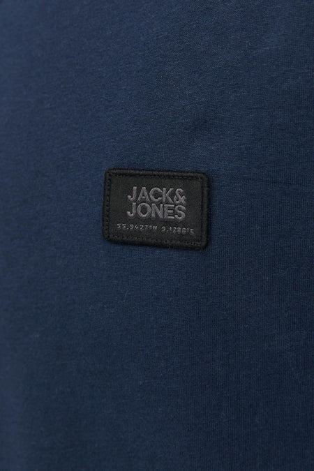 T-shirt bleu à manches courtes de CORE BY JACK & JONES avec étiquette brodée noire sur la poitrine, texture fine en coton, détail en gros plan