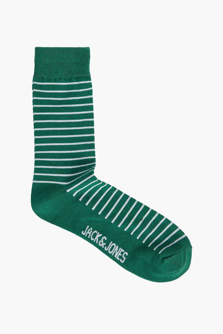 Chaussettes vertes d'ACCESSORIES BY JACK & JONES, avec des rayures blanches sur toute la chaussette.