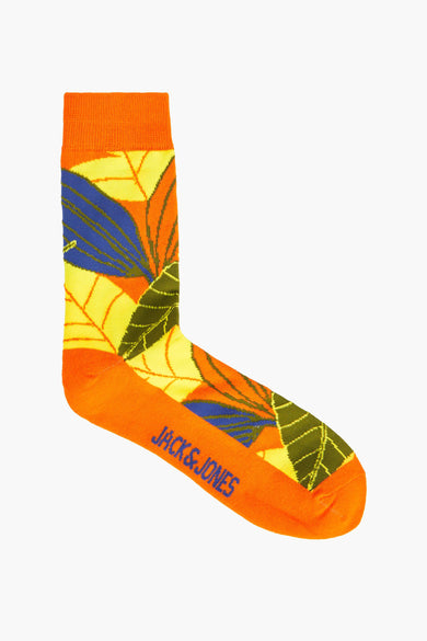 Socks orange d'ACCESSORIES BY JACK & JONES avec un motif de feuilles en jaune, bleu et vert.