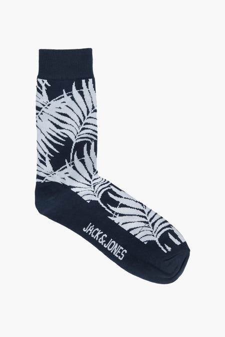 Chaussettes bleues d'ACCESSORIES BY JACK & JONES, avec un motif de feuille blanche, présentées sur un cintre.