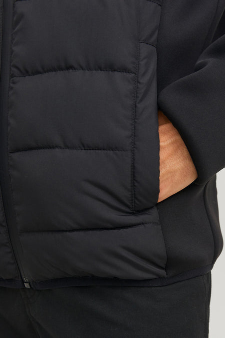 Veste noire rembourrée de CORE BY JACK & JONES, vue latérale en gros plan avec matelassage horizontal et main dans la poche