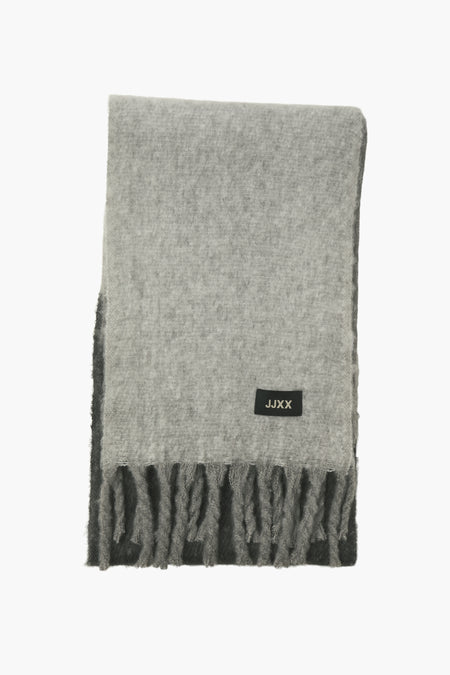 Chapeau d'hiver gris de JJXX, avec des franges aux extrémités.