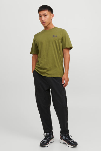 T-shirt vert de CORE BY JACK & JONES, avec un petit logo sur la poitrine, associé à des pantalons cargo noirs.
