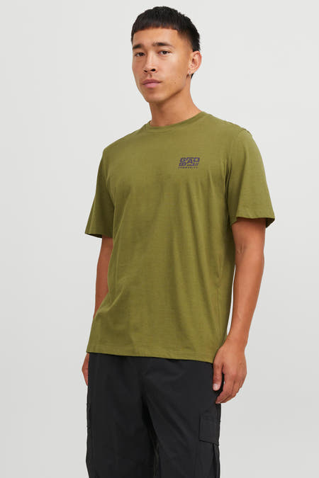 T-shirt vert de CORE BY JACK & JONES, avec un petit logo et porté avec un pantalon noir.