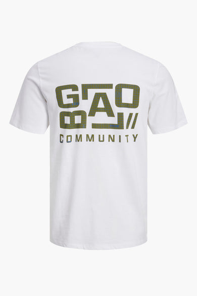 T-shirt blanc à manches courtes de CORE BY JACK & JONES, dos avec impression "GAP COMMUNITY" à carreaux verts, col rond, coupe ajustée.