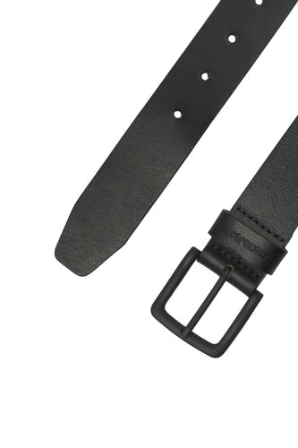 Ceinture noire d'ACCESSORIES BY JACK & JONES, avec boucle argentée et trous pour la fermeture, gros plan.