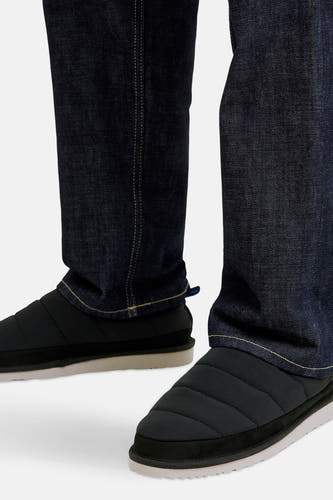 Chaussons noirs d'ACCESSORIES BY JACK & JONES, avec une partie supérieure rembourrée et une semelle blanche, portés avec des jeans foncés.