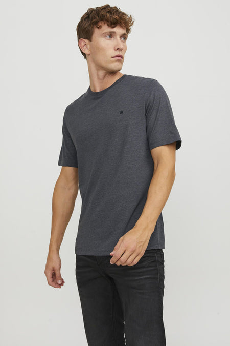 Grijze korte mouw t-shirt van ORIGINALS BY JACK & JONES, met ronde hals en klein logo op borst, gedragen door model in zijprofiel.