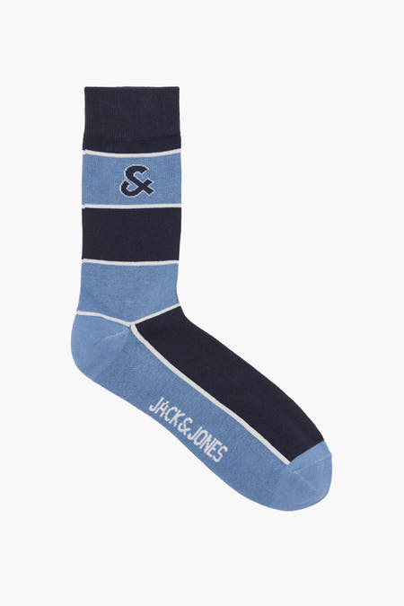 Chaussettes bleues d'ACCESSORIES BY JACK & JONES, avec des rayures bleu foncé et blanches et un '&' brodé.