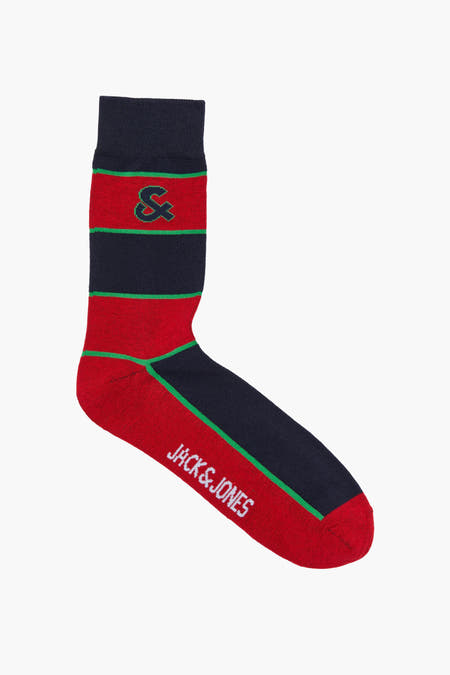 Chaussettes rouges d'ACCESSORIES BY JACK & JONES avec des rayures bleu marine et vertes et un signe "&".