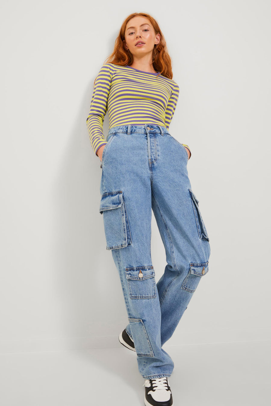 Rechte jeans van JJXX in een middellichte denim wassing, met grote cargozakken.
