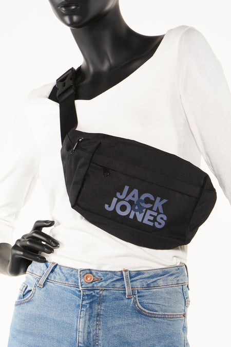 Sac bandoulière noir de ACCESSORIES BY JACK & JONES avec logo, porté sur un mannequin en chemise blanche et jean