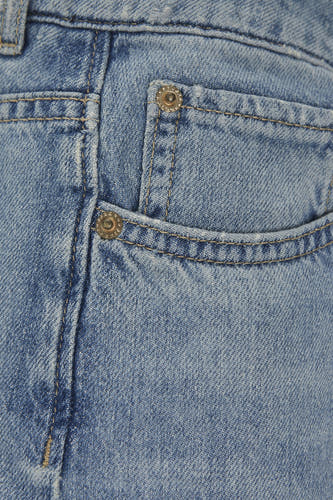 Jean en denim bleu clair large de JJXX, avec des boutons et des accents métalliques sur les poches.