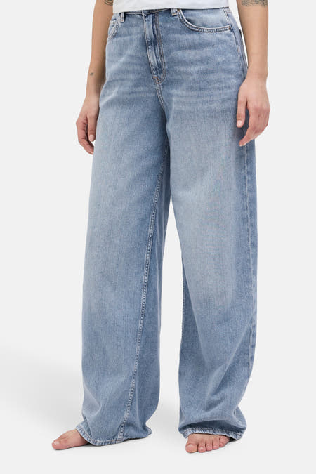 Jean en denim bleu clair large de JJXX, avec des jambes larges et une taille haute.