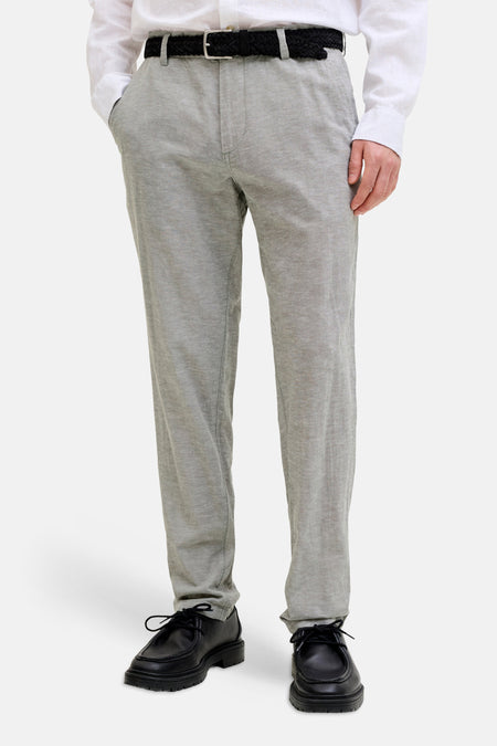 Chino vert kaki de JACK & JONES JEANS INTELLIGENCE, avec une texture subtile et une coupe décontractée, combiné avec une chemise blanche.
