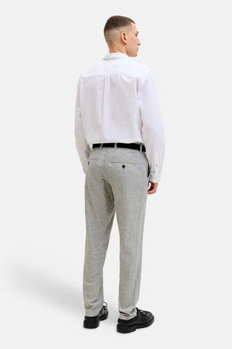Pantalon chino gris de JACK & JONES JEANS INTELLIGENCE, vu de dos, avec ceinture noire et chaussures noires.