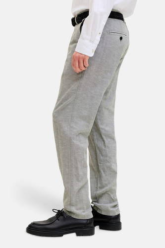 Chino gris de JACK & JONES JEANS INTELLIGENCE, avec une texture subtile, stylisé avec une chemise blanche et des chaussures noires.