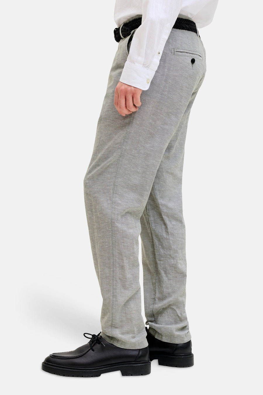 Chino gris de JACK & JONES JEANS INTELLIGENCE, avec une texture subtile, stylisé avec une chemise blanche et des chaussures noires.