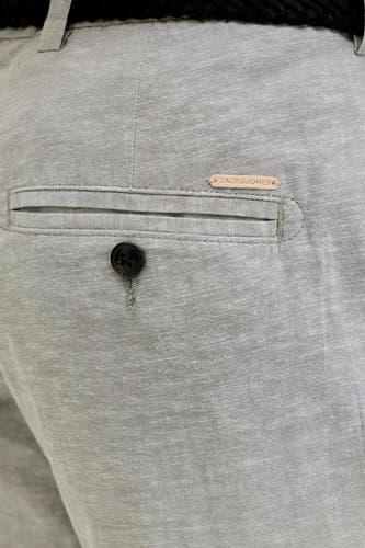 Chino vert kaki de JACK & JONES JEANS INTELLIGENCE, avec un détail de poche à bouton.