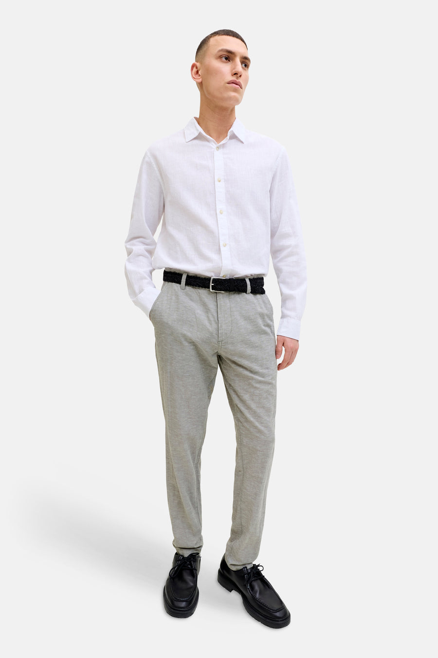 Chino vert de JACK & JONES JEANS INTELLIGENCE avec une ceinture noire, combiné avec une chemise blanche et des chaussures noires.