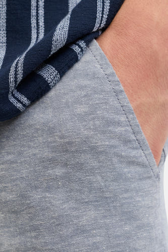 Pantalon chino bleu de JACK & JONES JEANS INTELLIGENCE, gros plan sur la poche et le tissu.