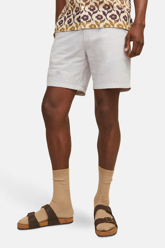 Short beige de JACK & JONES JEANS INTELLIGENCE, porté avec des sandales brunes et des chaussettes beige.