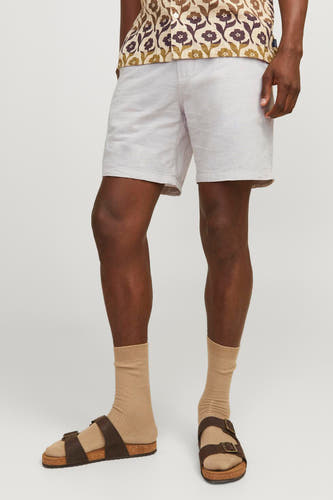 Short beige de JACK & JONES JEANS INTELLIGENCE, porté avec des sandales brunes et des chaussettes.
